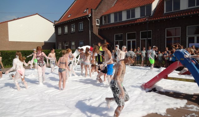 Het schuimbad van de brandweer was een leuke verrassing op de laatste schooldag (foto: Ankh van Burk)