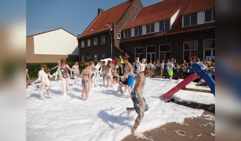 Het schuimbad van de brandweer was een leuke verrassing op de laatste schooldag (foto: Ankh van Burk)