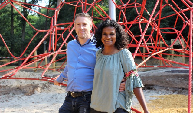 Harald en Renuka van Gaal bij de speeltuin aan Museumpark 1 in Overloon. (foto: Aileen van Tilburg)