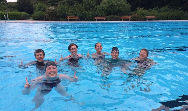 Anke Verweijen doet mee met de Elfstedenzwemtocht samen met team Grijze Badmutsen.