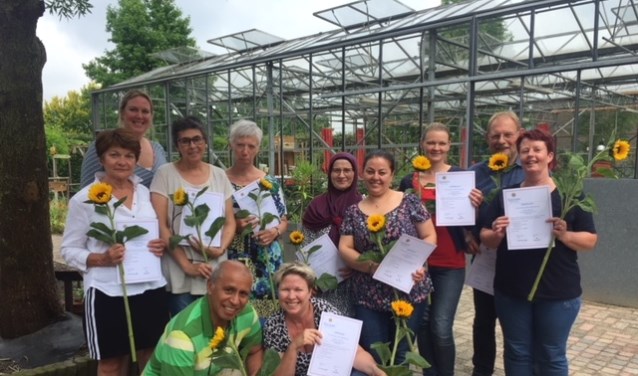 De deelnemende vrijwilligers van de training 'Vrijwillige coaches' ontvangen hun certificaat.