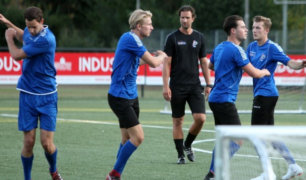 Trainer Stefan Hoogsteder bereidt zijn team voor op zaterdag