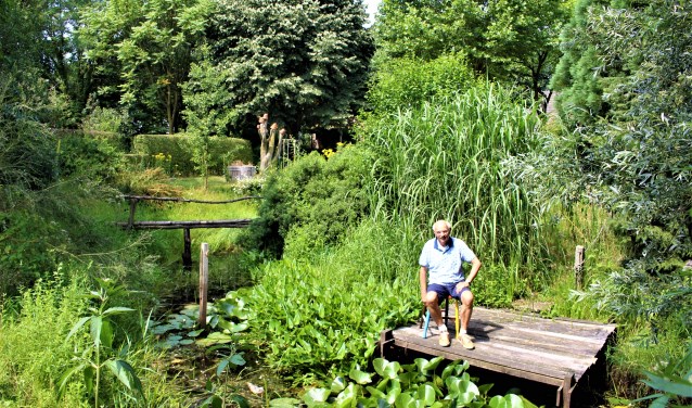 Noud Gosens in zijn natuurtuin. (foto: Aileen van Tilburg)