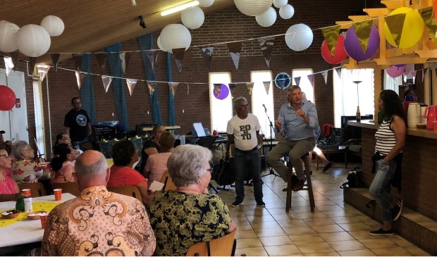Wethouder Peperzak (zittend op de kruk) spreekt de aanwezigen toe. (Foto: Jos Gröniger)