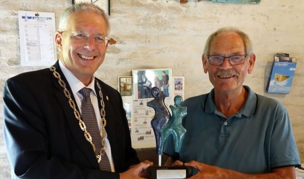 Burgemeester Peter de Koning reikt de Ganapja uit. (bron: Twitter burgemeester Peter de Koning).