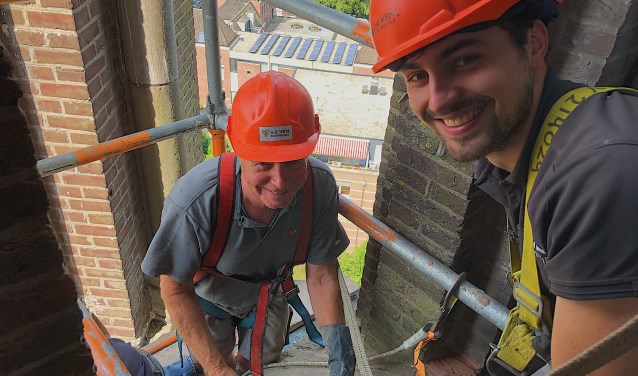 Theo en Jeffrey zijn in de toren van de Lambertuskerk aan het werk.