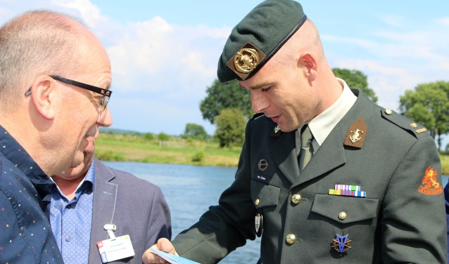 Jos Janssen overhandigt het eerste exemplaar aan majoor Koen van Dinter.