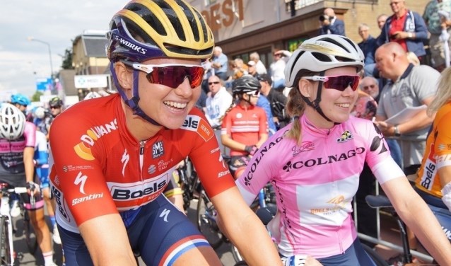 Chantal Blaak (links) en Anna van Breggen staan in 2017 in Boxmeer klaar voor de start. (foto: Daags na de Tour)