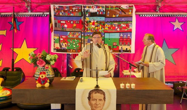 Aalmoezenier Bernhard van Welzenes komt naar de Osse kermis.
