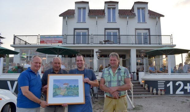 V.l.n.r.: Kees Schafrat, Albert van Megen en Jan Wessels overhandigen namens Museum Het Petershuis een schilderij van Het Veerhuis van de overleden Gennepse kunstenaar Jurrien Dibbets aan eigenaar Maarten Pillen (2e van rechts).