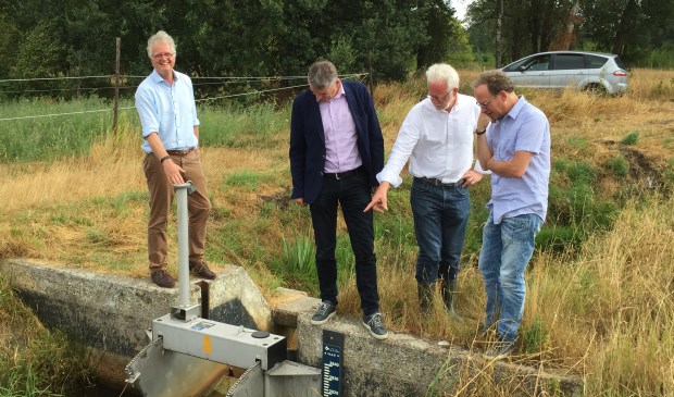 Bestuurders van waterschappen en provincie gingen het veld in om de effecten van de droogte-maatregelen te bekijken. Van links naar rechts: watergraaf Peter Glas (De Dommel), Ernest de Groot (Aa en Maas), Peter Ketelaars (Aa en Maas) en milieu-gedeputeerde Johan van den Hout.