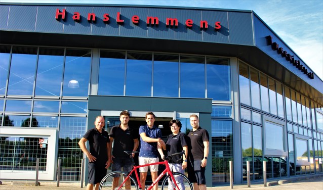 Ingo (midden) neemt de fiets in ontvangst uit handen van het team van Hans Lemmens Tweewielers.(foto en tekst: Aileen van Tilburg)