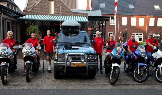 Het Team Kalidoe. Ton van den Tillart in het gips hoopt er bij te zijn.