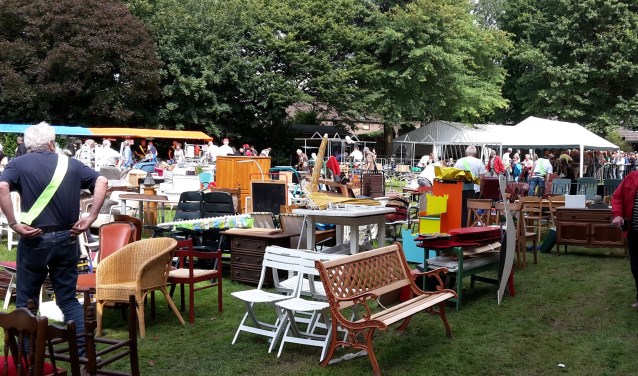 De rommelmarkt.