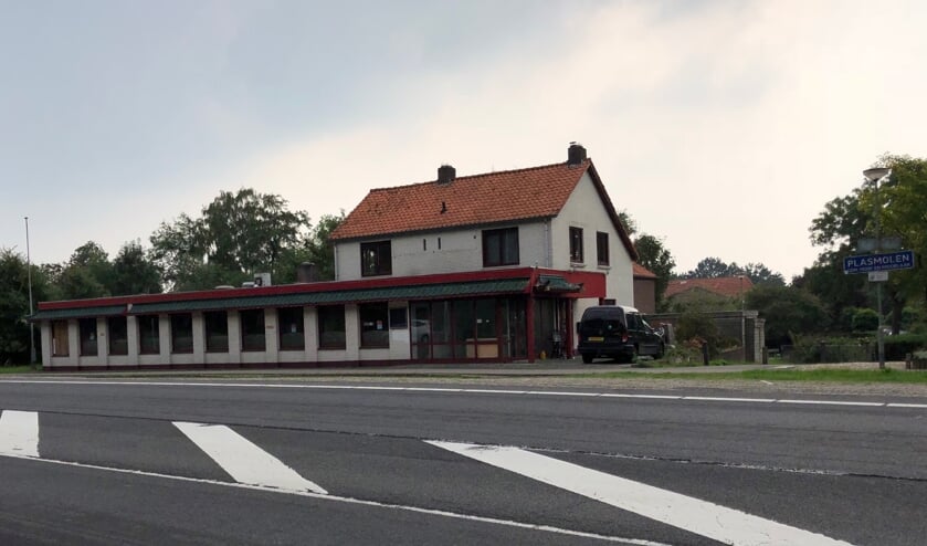 De gemeente Mook en Middelaar heeft het sterk verpauperde pand aan de Rijksweg in Plasmolen zelf aangekocht. (foto: Jos Gröniger)