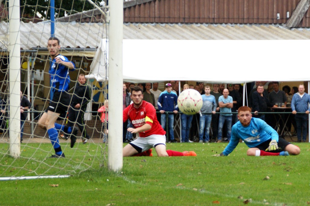 DWSH'18 won na een heus spektakelstuk haar eerste officiële thuiswedstrijd ooit met 4-3 van SVS. (foto's: Jeff Meijs/Voetbak-shoot.nl)