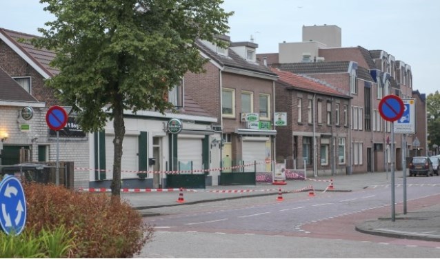 De politie deed onderzoek na een explosie bij een horecapand aan de Berghemseweg ( Foto's : Maickel Keijzers / Hendriks Multimedia )