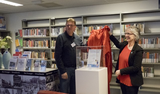 Nieuwscafé-vrijwilliger Walter van Geffen en wethouder Van de Ven openen de dementheek in Oss.