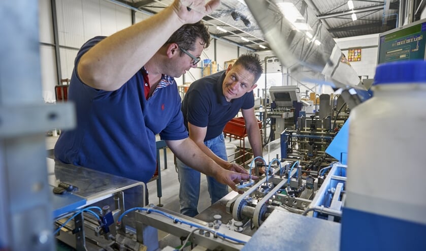 Werkleerlijnen IBN. ProcesoperatorJohn Reinders en begeleider Jeroen van der Loo bij Mediaverpakkers te Oss.t.b.v. David-IBNFotograaf:Van Assendelft Fotografie