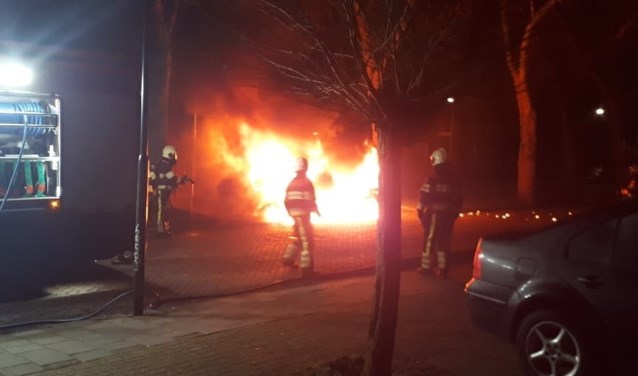 Autobrand in Oss. (Foto: Facebook politie Oss)
