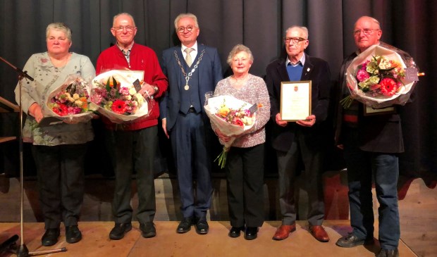Burgemeester Gradisen reikte vier Spelden van Verdienste uit tijdens de nieuwjaarsreceptie in Middelaar. (foto: Jos Gröniger)