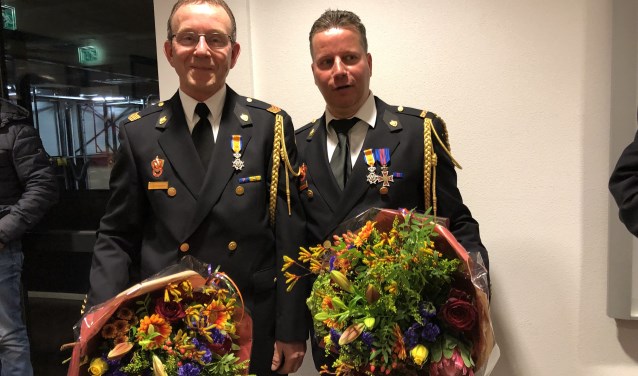 Tonny Roosenboom (links) en Bart Bardoel kregen een koninklijke onderscheiding. (foto: Jos Gröniger)