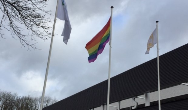 Regenboogvlag voor gemeentehuis gehesen als protest tegen Nashville-verklaring.