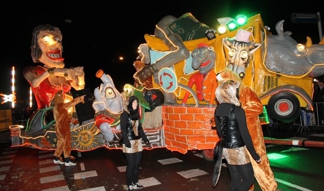 De lichtjesoptocht komt er weer aan. (foto: Bas Delhij)