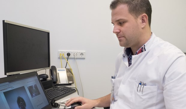 Bij het Maasziekenhuis kunnen Artsen via een beeldverbinding met de patienten overleg plegen. Oncoloog Brian Scholtes laat zien hoe het beeldbellen werkt.
