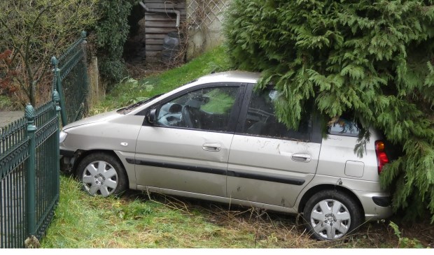 De auto reed in Lith tegen een hekwerk aan. (Foto: Thomas)