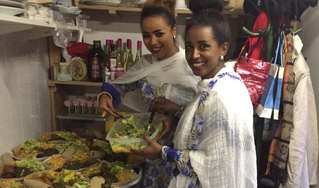 Onderschrift: Luwam en Tsega koken een Eritrese maaltijd bij 't Hof in de Houtstraat.