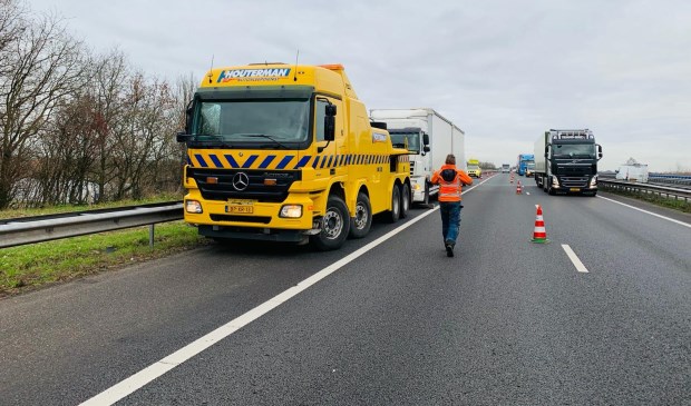 File door kapotte vrachtwagen op A50