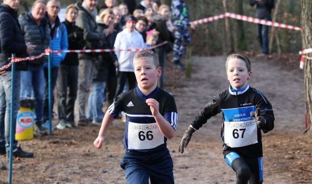 Twee jonge, fanatieke hardlopers