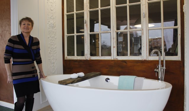 Leny van Abel bij de sfeervolle entree van Sfeerbadkamer in Vierlingsbeek.