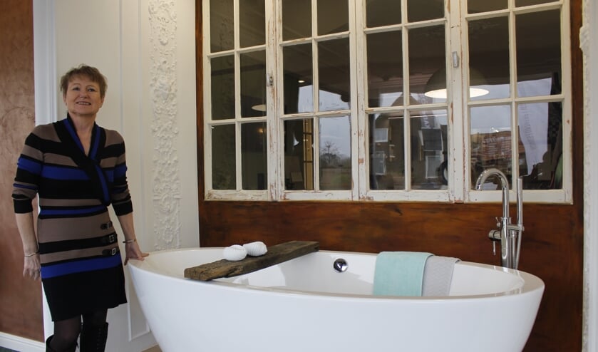 Leny van Abel bij de sfeervolle entree van Sfeerbadkamer in Vierlingsbeek.