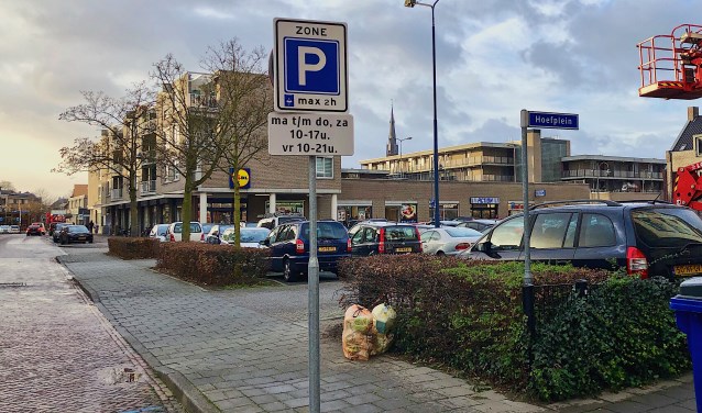 Het Hoefplein, waar het vrijwel altijd druk is, is nu gedeeltelijk blauwe zone. Aan de zijkanten is het vrij parkeren.