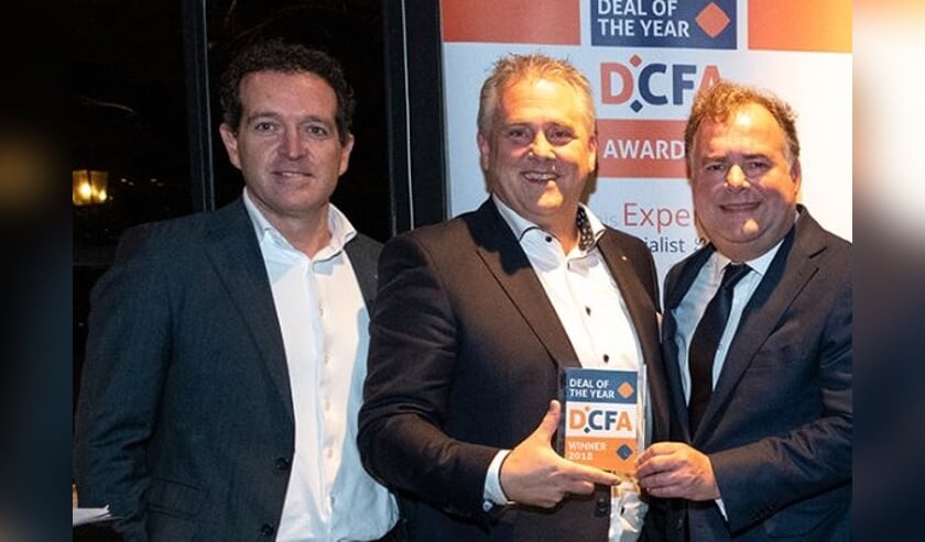 Albert Dominicus in het midden is trots op het winnen van de prijs.