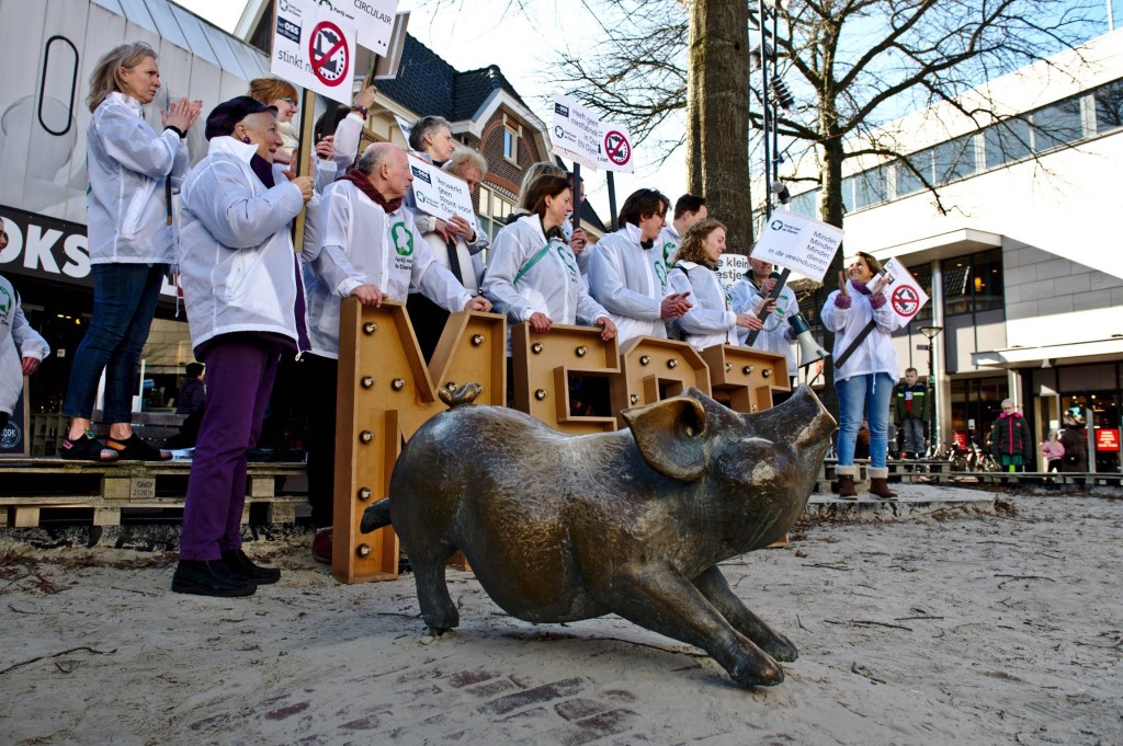 Partij voor de Dieren voert actie tegen mestfabriek in Oss. (Foto: Jack Tummers)
