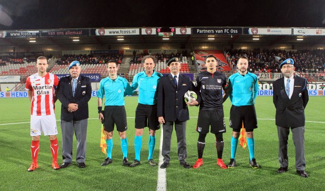 Drie veteranen mochten vorig jaar mee het veld op tijdens FC Oss - N.E.C.