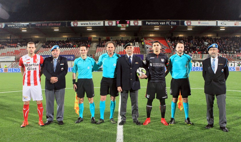 Drie veteranen mochten vorig jaar mee het veld op tijdens FC Oss - N.E.C.