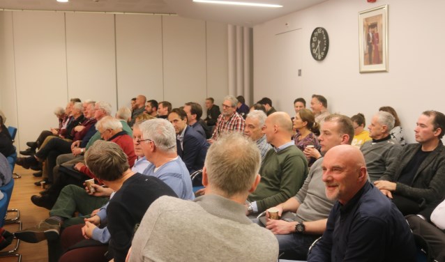 Volle tribune in de raadszaal van Grave bij de bespreking van een nieuwe sportaccommodatie van meer dan vijf miljoen. (foto: Annelies Graafsma)