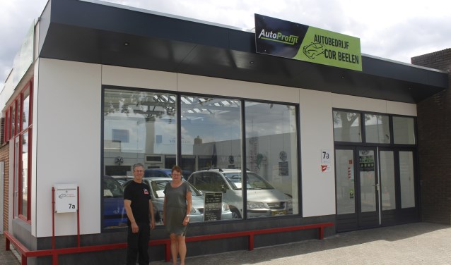 Cor en Diny Beelen voor het pand van Autobedrijf Cor Beelen, dat afgelopen zomer werd vernieuwd.