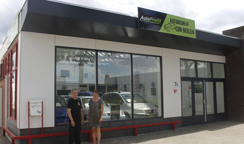 Cor en Diny Beelen voor het pand van Autobedrijf Cor Beelen, dat afgelopen zomer werd vernieuwd.