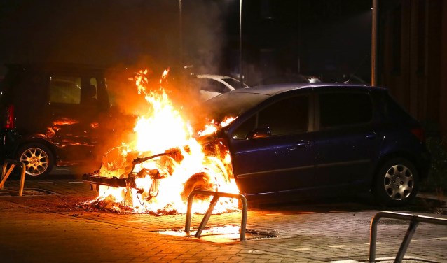 Autobrand aan Berghemseweg. (Foto: Gabor Heeres / Foto Mallo)