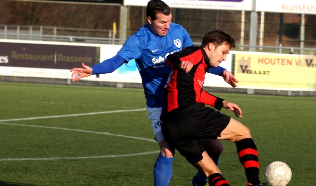 Arjen Haast (L) met kanonskogel in de benen