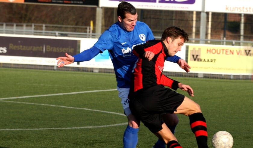 Arjen Haast (L) met kanonskogel in de benen