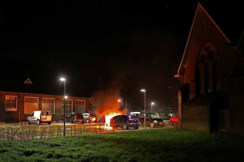 Twee auto's uitgebrand aan Berghemseweg. (Foto: Gabor Heeres / Foto Mallo)