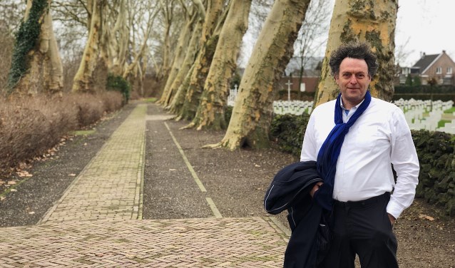 Bernard Vissers met achter hem de bijzondere platanenlaan.