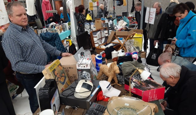 Bezoekers van de Mega XXL Vlooienmarkt.