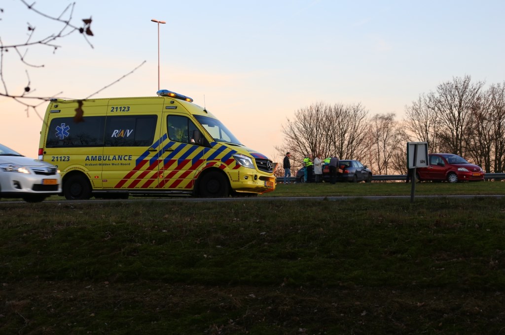 Gewonde bij kop-staartbotsing op A59 ter hoogte van Heesch. (Foto: Charles Mallo / Foto Mallo)